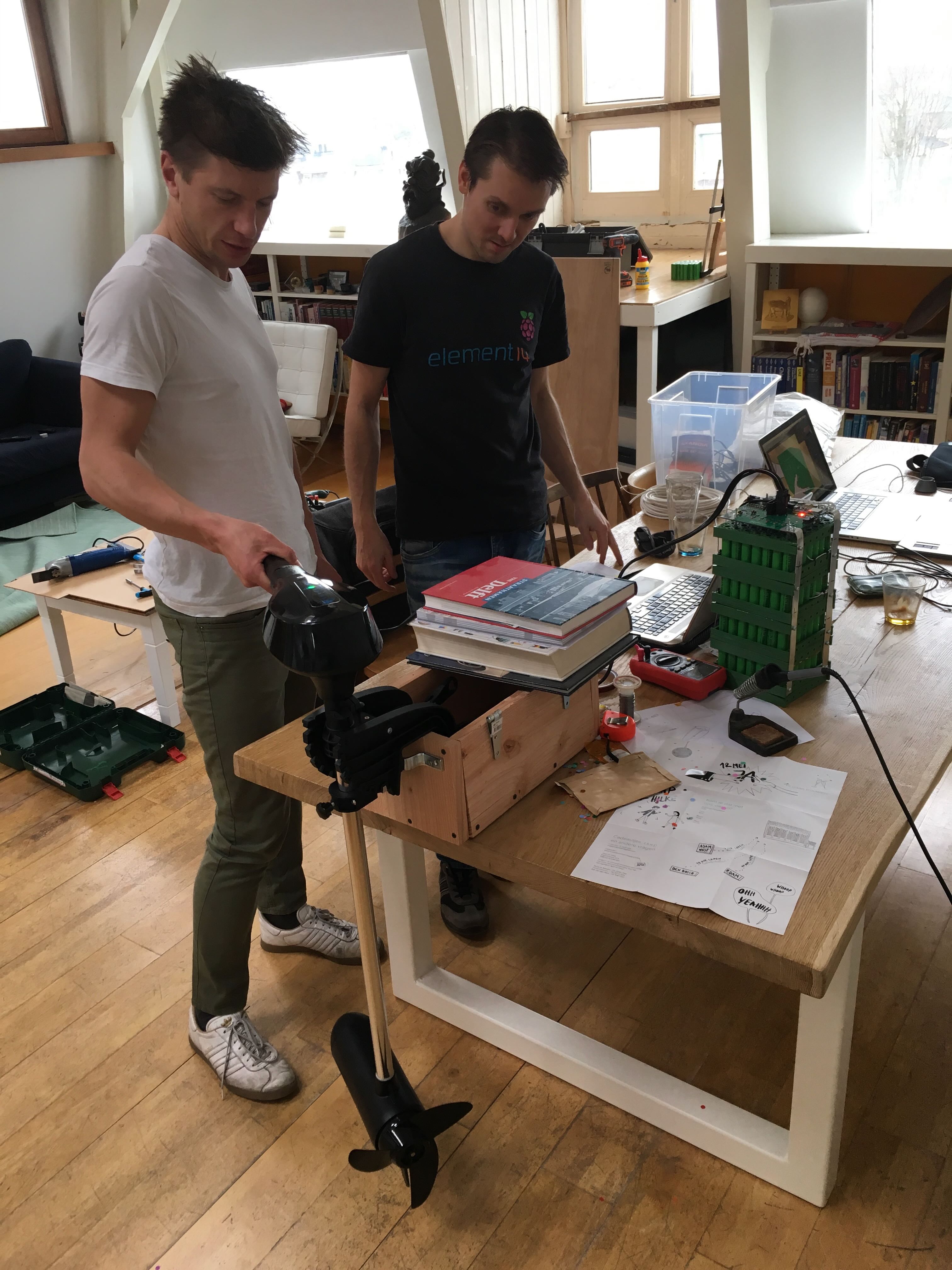 founding team met eerste productieklare Voltogo batterij 2